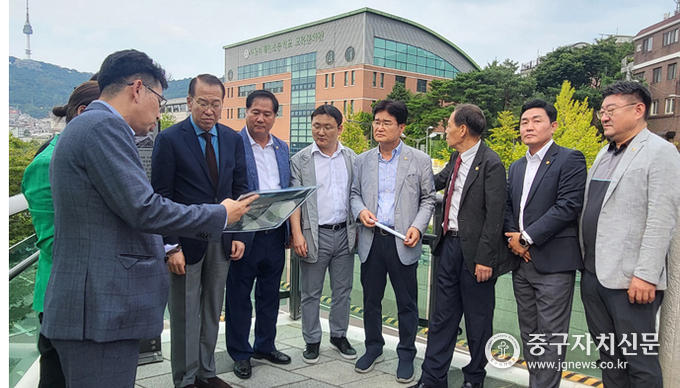 박영한 의원 등 8명의 시의원이 남산 고도지구 완화 업무보고를 받고 있다.