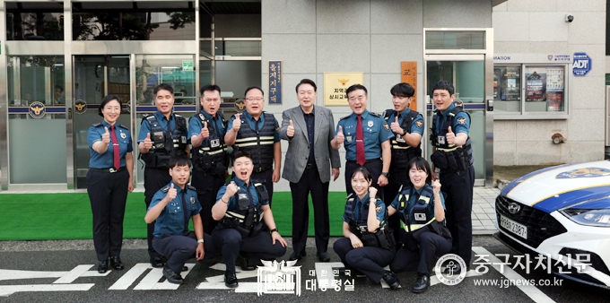 윤석열 대통령이 9월 30일 오후 을지지구대를 방문해 직원들과 엄지척을 하고 있다.