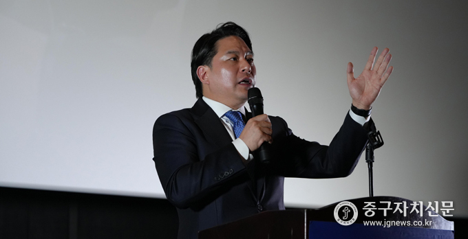 정호준 김대중 재단 중구지회장이 지난 14일 대한극장 5층에서 열린 출범식에서 계승발전시켜 나가겠다고 밝히고 있다. 