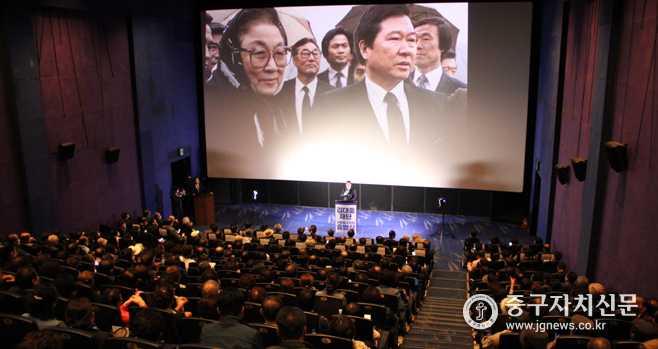 정호준 김대중 재단 중구지회장이 지난 14일 대한극장 5층에서 열린 출범식에서 인사말을 하고 있다. 