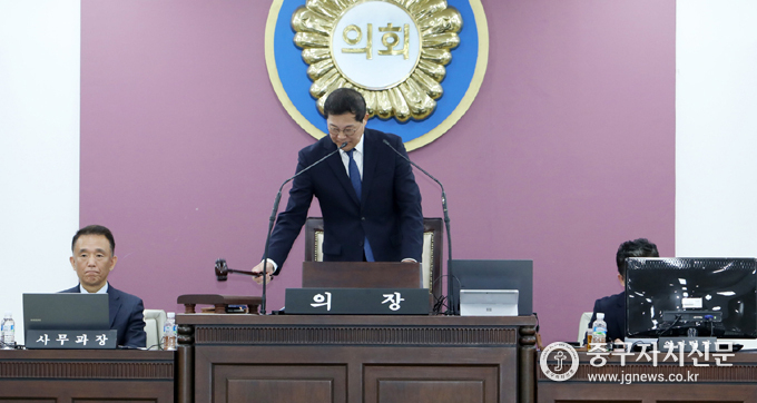중구의회 길기영 의장이 안건을 통과시킨 뒤 의회진행에 대해 설명하고 있다.