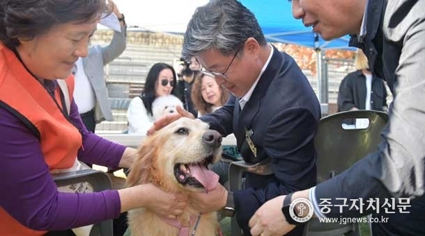  제1회 ‘중구 해피투개(dog)더’ 축제에 참가한 반려견을 김길성 구청장이 쓰담쓰담 하고 있다.