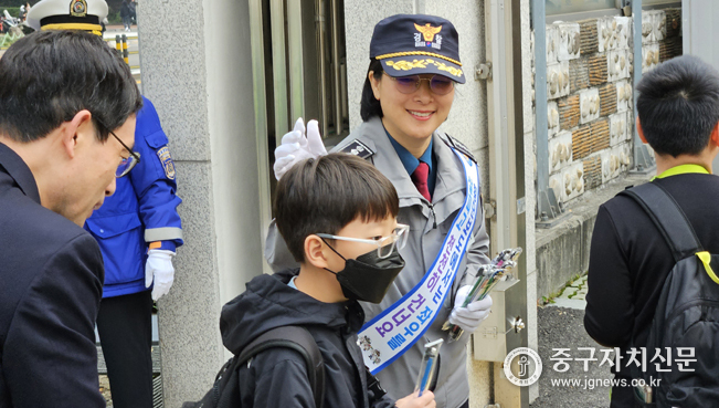 중부경찰서 최은정 서장등이 광희초 어린이 보호구역 내에서 ‘교통사고 발생 제로’ 캠페인을 전개하고 있다. 