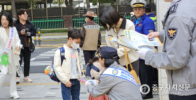 중부경찰서 최은정 서장 등이 광희초 어린이 보호구역 내에서 ‘교통사고 발생 제로’ 캠페인을 전개하고 있다. 