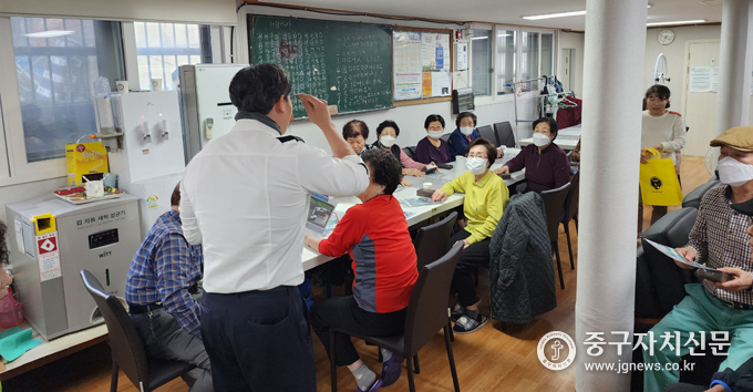 서울중부경찰 관계자들이 교통사고 예방을 위해 ‘찾아가는 어르신 교통안전 교육’을 실시하고 있다. 