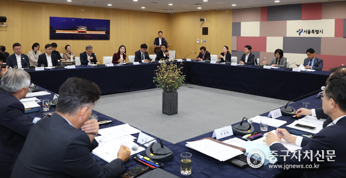 서울시의회 국민의힘 의원들과 서울시청 관계자들과 제8차 당정협의회 갖고 있다. 