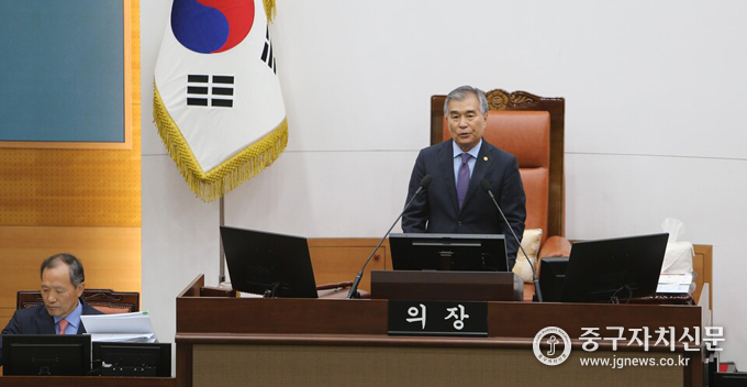 김현기 서울시의회 의장이 제321회 정례회에서 개회사를 하고 있다.