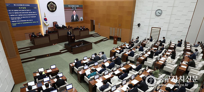 김현기 서울시의회 의장이 제321회 정례회 1차 본회에서 안건을 상정하고 있다.