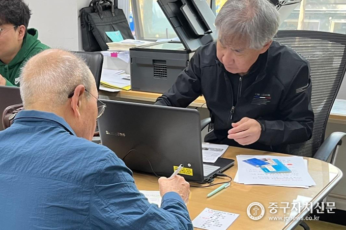 약수동 주민센터 2층 접수 창구 현장. 많은 어르신들이 몰렸지만 질서있게 접수하고 있다.