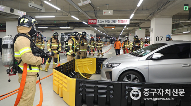 지난 1일 서울시청에서 전기차 화재를 대비해 특별 소방훈련을 실시하고 있다.