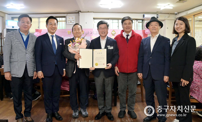 표창장을 받은 어르신들이 을지로동 경로잔치에서 김길성 구청장 등 내빈들과 기념촬영을 하고 있다.