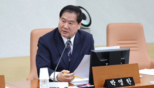 박영한 의원이 제321회 정례회 디자인재단 행정사무감사에서 온라인 마케팅등의 문제를 지적하고 있다.