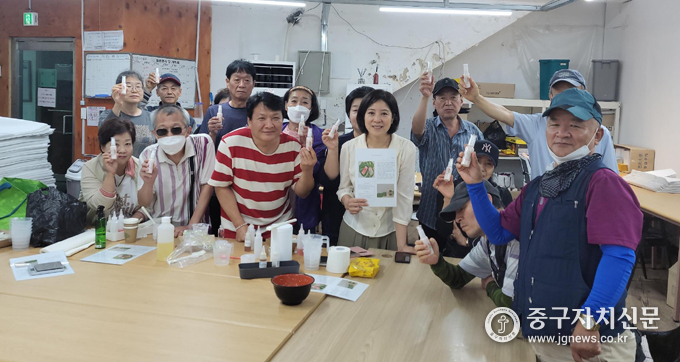중구지역자활센터, 저소득 참여주민 한의약건강증진 교육을 실한 뒤 기념촬영을 하고 있다.