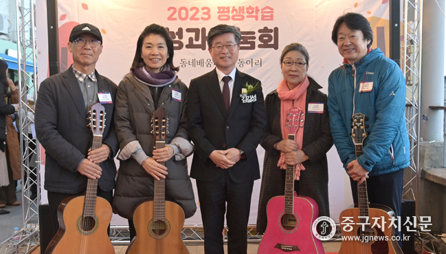 중구 평생학습 성과나눔회 현장에서 기타 동아리등과 기념촬영을 하고 있다. 