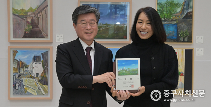 김길성 중구청장과 대상을 받은 박혜영 작가등이 기념촬영을 하고 있다.