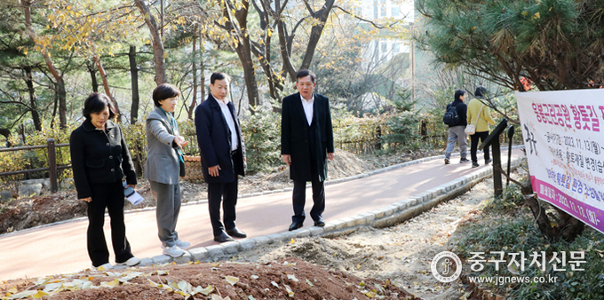 중구의회 의원들이 응봉근린공원 황톳길 보수 현장을 살펴보고 있다.