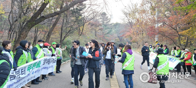 자연보호 회원들이 남산입구에서 산불예방 캠페인을 전개하고 있다. .