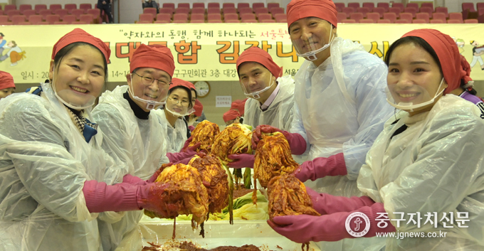 자원봉사자들과 김길성 중구청장, 지상욱 당협위원장, 오세훈 서울시장(좌측부터)이 김장을 담그고 있다.