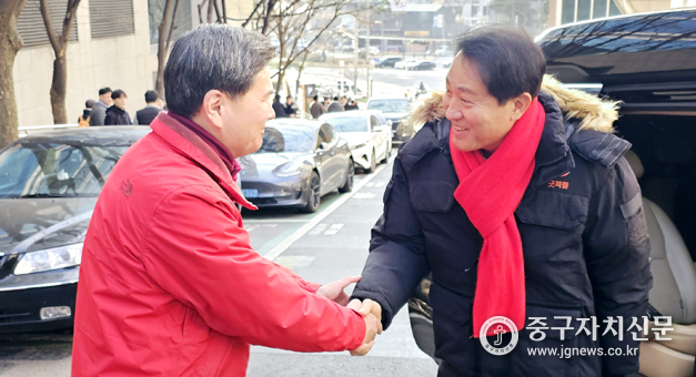 지상욱 당협위원장이 남대문 쪽방촌에서 오세훈 서울시장과 악수를 하고 있다.