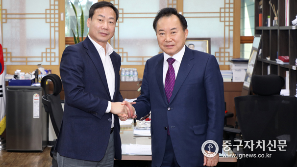 지난 5일 중구의회 여야 원내 대표가 예결위원장 선출에 전격 합의한 뒤 악수를 하고 있다(사진은 좌로부터 송재천(민주) 소재권(국힘) 의원)