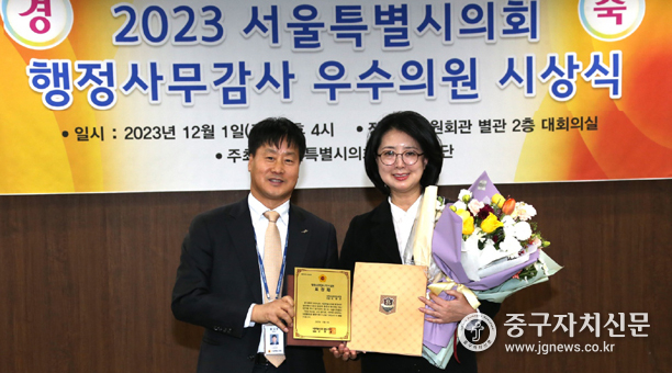 옥재은 의원이 2023행정사무감사 우수의원 시상식에서 우수의원 상을 수상하고 있다.