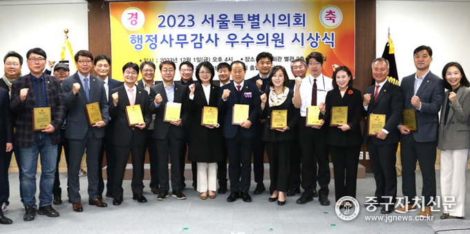 옥재은 의원이 2023행정사무감사 우수의원 시상식에서 우수의원 상을 수상한 뒤 파이팅을 하고 있다.
