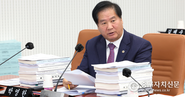 박영한 의원이 제321회 정례회 예결특위 회의에서 ‘불법 숙박업소의 문제점과 대응책’에 대해 질의하고 있다.