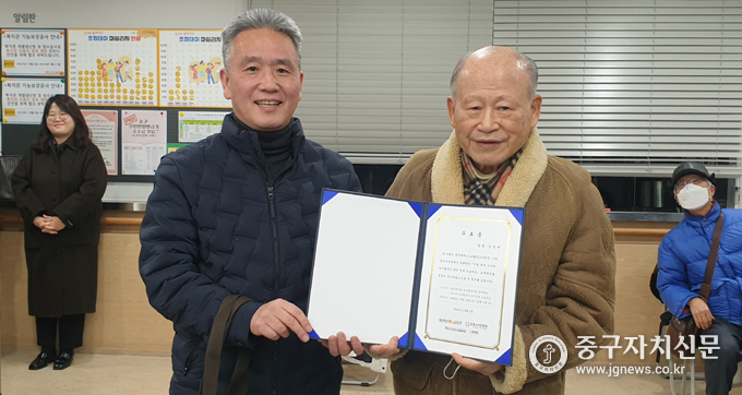 중구 시니어 디지털기기 완전정복 프로젝트’ 교육과정 수료식에서 김재동 이사장이 수료증을 수여하고 있다.