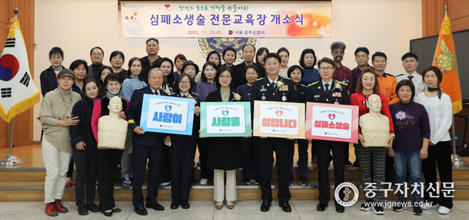 옥재은 시의원이 심폐소생술 전문교육장 개소식에서 참가자들과 기념촬영을 하고 있다