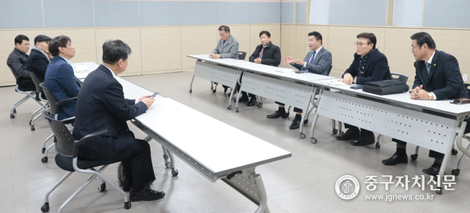 전국지역신문협회 임원들이 김승훈 정책소통기획관과 간담회를 갖고 있다.