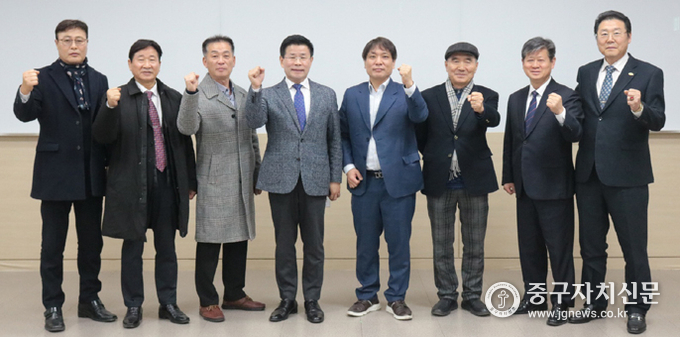김용숙 중앙회장이 김승훈 정책소통기획관 등 참석자들과 기념 촬영을 하고 있다.