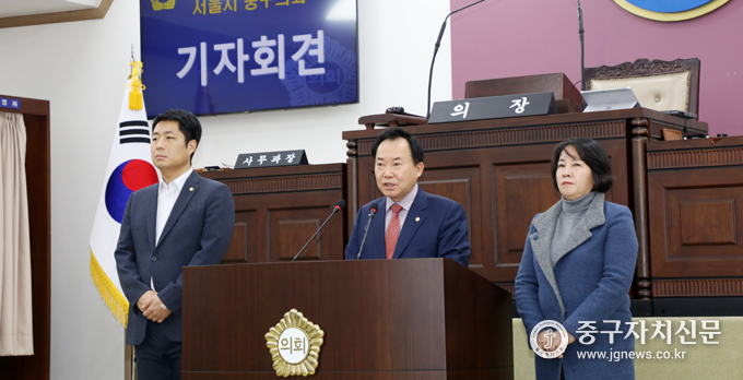 중구의회 국민의힘 소속 의원들이 본회의장에서 성명서를 발표하고 있다(사진은 좌로부터 허상욱 소재권 양은미 의원)
