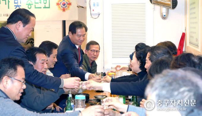 지난 15일 열린 2023년도 업무평가 및 송년회에서 김영주 회장 등이 건배를 하고 있다.