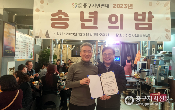 김재동 이사장이 김효영씨에게 어르신 효도상을 수여하고 있다.
