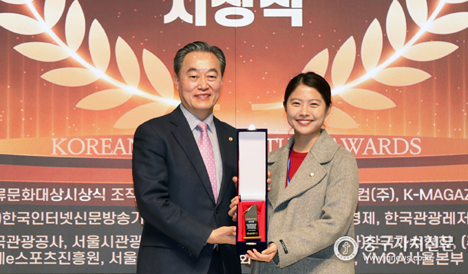 지난 21일 손주하 의원이 지방의정부문 대상을 수상하고 있다.