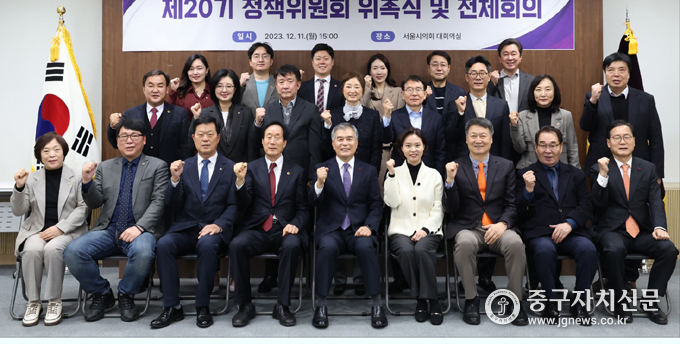 옥재은 시의원이 정책위원회 위원 위촉장을 받은 뒤 김현기 의장과 위원들이 기념촬영을 하고 있다. 