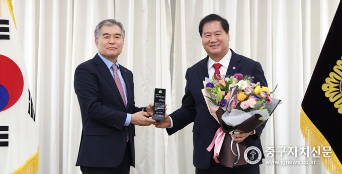 박영한 시의원(우)이 김현기 대한민국시·도의회의장협의회장(좌)으로부터 우수의정대상을 수상하고 있다. 