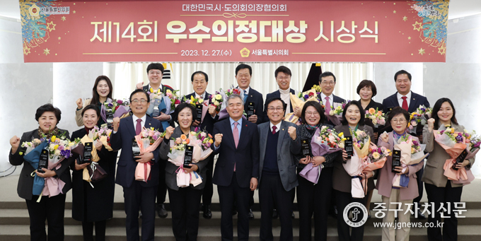 박영한 시의원이 김현기 의장으로부터 우수의정대상을 수상한 뒤 수상자들과 함께 파이팅을 하고 있다. 