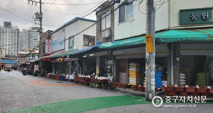 쌀가게의 흔적과 핫플이 공존하는 지금의 싸전 거리 모습.