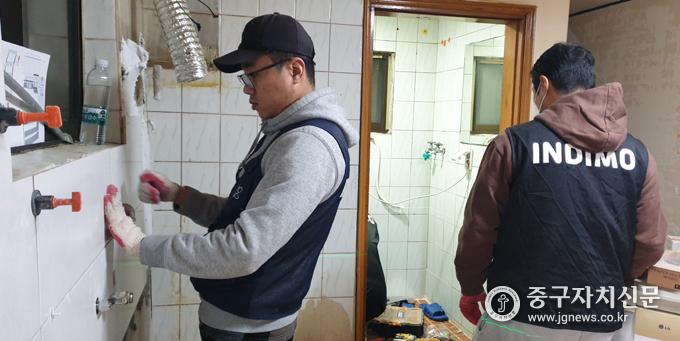 인디모 일부 회원들이 청구동 저소득 가구에서 싱크대 교체 공사를 진행하고 있다.