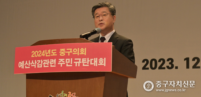 중구의회 예산삭감 관련 주민 규탄대회에서 김길성 구청장이 인사말을 하고 있다.