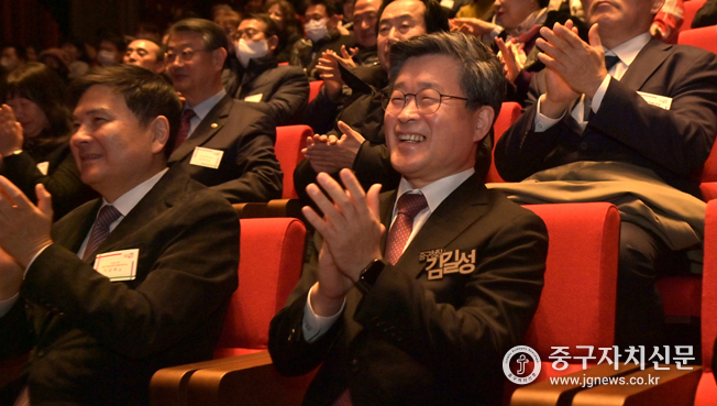 지난 11일 열린 2024 새해 구정설명회에서 김길성 중구청장이 주민들의 덕담에 박장대소하고 있다. 