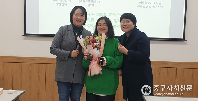 지난 12일 신임 박선영(좌) 단장이 조남이 전 단장에게 감사패와 함께 황금열쇠를 증정한 뒤 허유진 총무와 함께 기념촬영을 하고 있다. <br>

