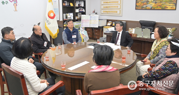 지난 22일 구청장실에서 명동 주민대표들을 대상으로 소통간담회를 개최하고 있다.