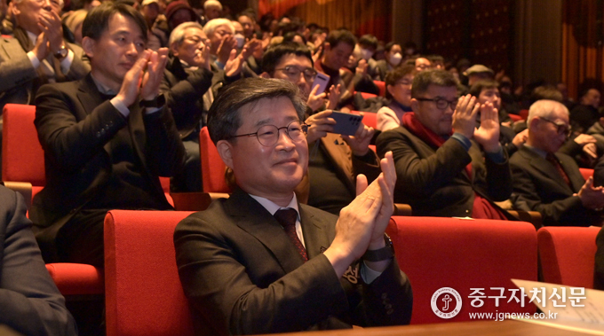 지난 24일 신세계남산 트리니티홀에서 열린 2024년도 예산설명회에 김길성 구청장이 공감하는 박수를 치고 있다.