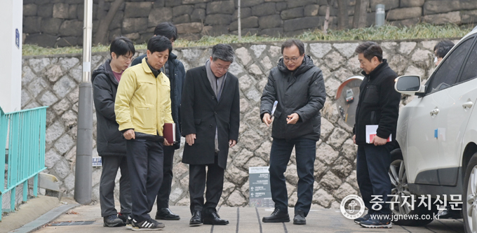 지난 5일 김길성 중구청장이 다산동 열선 설치 구간을 점검하고 있다.