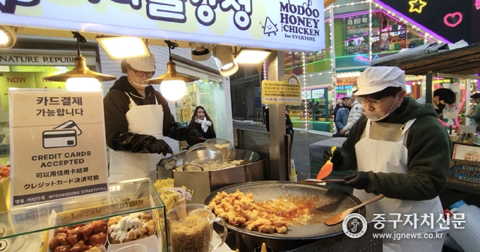 카드단말기 도입 위생복 착용한 명동 거리가게