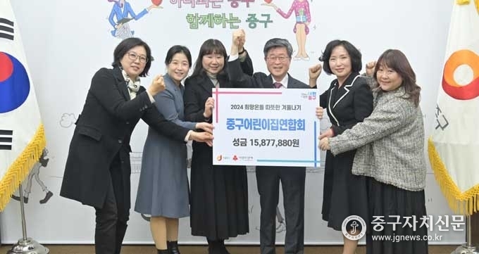 지난 7일 김길성 구청장과 기념촬영을 하고 있다.(사진은 좌측부터 이은숙 이진아 김영란 회장, 김길성 구청장, 홍순옥 윤정원 회장)