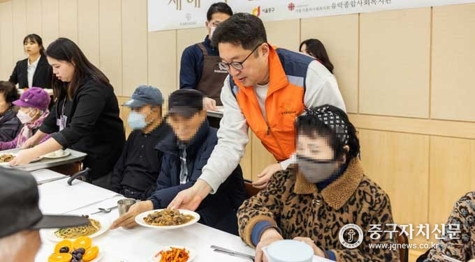 유락종합사회복지관과 파라다이스 복지재단 직원들이 어르신들을 위한 명절 음식을 대접하고 있다. 