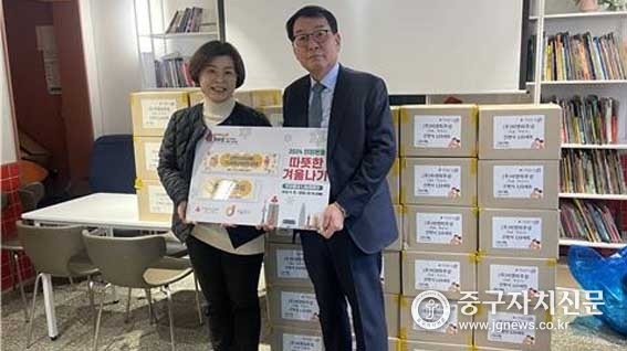 지난 5일 박진수 주성씨앤에어(주) 대표가 이수정 필동장에게 간편식을 전달하고 있다. 
